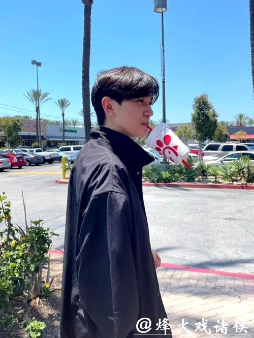 又一位星二代“整容式逆袭”,19岁帅成180cm肌肉男神,果然胖子都是潜力股! 又一位星二代“整容式逆袭”,19岁帅成180cm肌肉男神,果然胖子都是潜力股!